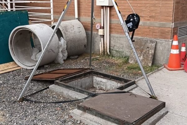 EMG-Servicios-17.00.56-2 Instalación trípode.