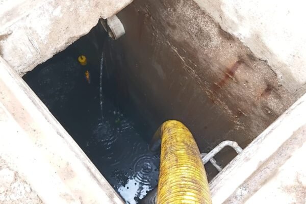 EMG-Servicios-17.00.56 Se ve filtración desde los ductos que ingresan a la cámara, se coordina con personal del cliente para que revise las válvulas de corte.